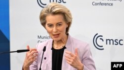 ফাইল ছবি- ইউরোপীয় কমিশনের প্রেসিডেন্ট আরসুলা ভন ডার লিয়েন দক্ষিণ জার্মানির মিউনিখে ৬১তম মিউনিখ নিরাপত্তা সম্মেলনে বক্তব্য রাখেন। (১৪ ফেব্রুয়ারি ২০২৫)