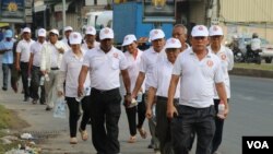 យុទ្ធនាការ​ឃោសនា​របស់​មន្ត្រី​ និង​ក្រុម​ប្រឹក្សា​សង្កាត់​របស់​គណបក្ស​ប្រជាជន​កម្ពុជា​ នៅ​ឯ​រាជធានី​ភ្នំពេញ​ នា​ថ្ងៃ​ចុង​ក្រោយ​នៃ​យុទ្ធនាការ​ឃោសនា​បោះឆ្នោត​ព្រឹទ្ធសភា​នៅ​ថ្ងៃ​ទី​២៣​ ខែ​កុម្ភៈ​ ឆ្នាំ​២០១៨។ (ស៊ុន ណារិន/VOA)