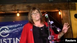 미국 버몬트 주지사 민주당 예비선거에서 승리한 크리스틴 홀퀴스트 후보가 14일 후보 수락 연설을 하고 있다. 홀퀴스트는 미국 주지자 선거 역사상 최초의 트랜스젠더 후보이다. 