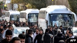 بس‌های مربوط صلیب سرخ بین‌المللی زندانیان فلسطینی‌ را انتقال می‌دهند که از زندانیان اسراییل آزاد شدند