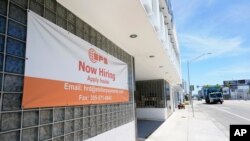 지난 7일 미국 플로리다주 마이애미의 한 사무실에 채용 안내문이 붙어있다.