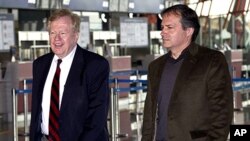 AQShning Shimoliy Koreya bo'yicha maxsus vakili Robert King (chapda) Pekindagi uchrashuvdan keyin, 8-mart, 2012-yil