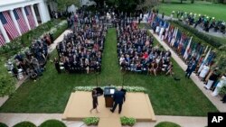 រូបឯកសារ៖ ប្រធានាធិបតីសហរដ្ឋអាមេរិកលោក Donald Trump និងអ្នកស្រីចៅក្រម Amy Coney Barrett ឈរលើវេទិកានៅក្នុងឧទ្យានផ្កាកុលាបដោយមានអ្នកចូលរួមអង្គុយក្បែរគ្នា ក្នុងពិធីតែងតាំងអ្នកស្រី Barrett ជាបេក្ខជនចៅក្រមតុលាការកំពូល នៅរដ្ឋធានីវ៉ាស៊ីនតោន កាលពីថ្ងៃសៅរ៍ ទី២៦ ខែកញ្ញា ឆ្នាំ២០២០។ 