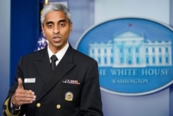 Dr. Vivek Murthy dalam pengarahan harian di Gedung Putih, Washington, 15 Juli 2021. (AP Photo/Susan Walsh)