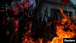 ក្រុម​សកម្មប្រយុទ្ធ​ប៉ាឡេស្ទីណ​ដុត​ទង់ជាតិអ៊ីស្រាអែល​និង​ទង់ជាតិ​សហរដ្ឋ​អាមេរិក​ក្នុង​បាតុកម្ម។