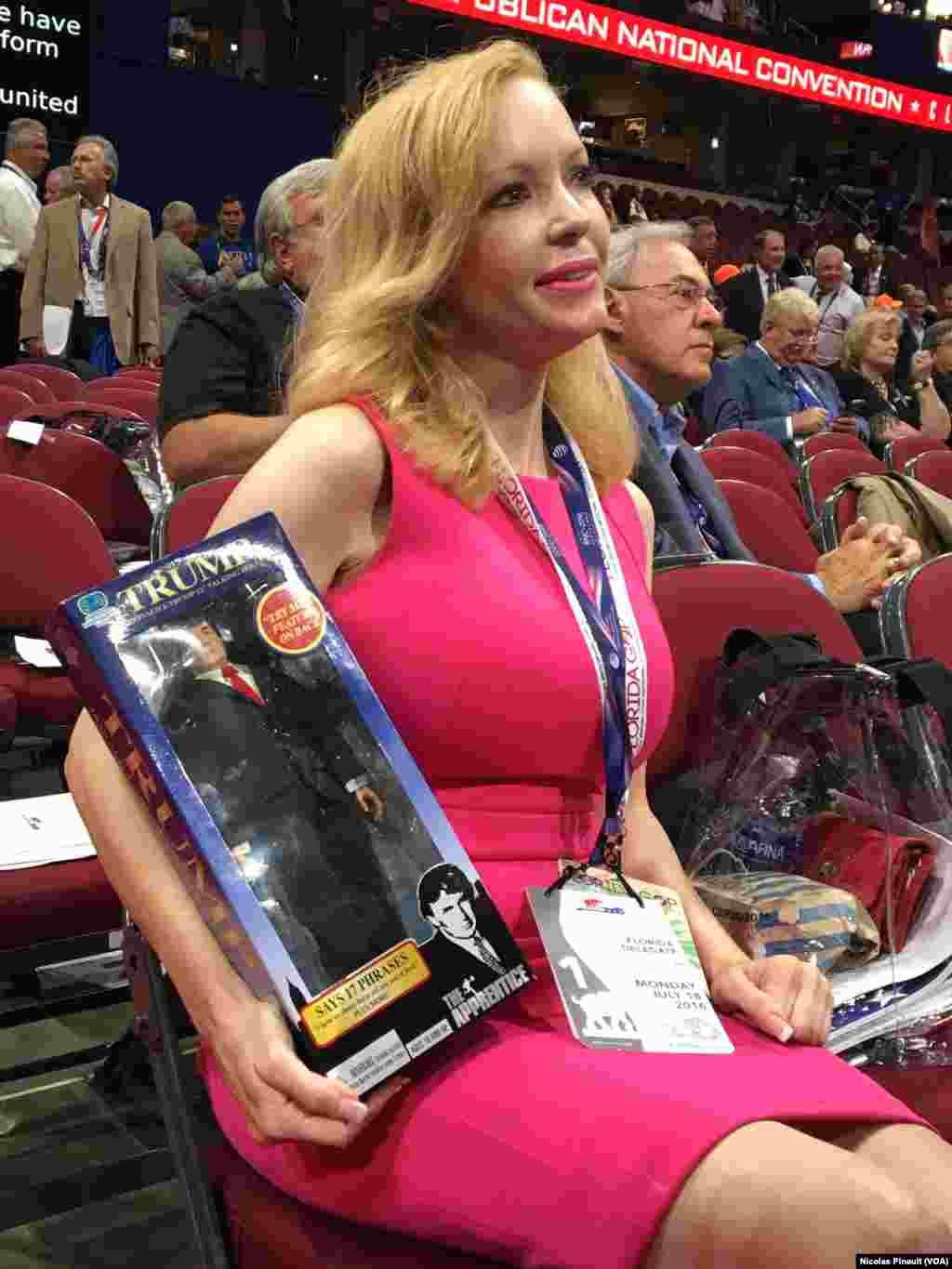 Une militante républicaine tient une poupée à l&#39;effigie de Donald Trump dans la Quicken Loans Arena, Cleveland, le 18 juillet 2016 (VOA/Nicolas Pinault)