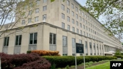 Напорите на САД за финансирање на инфраструктурата во земјите во развој одамна се потиснати од масовната кинеска иницијатива „Појас и пат“ за изградба на инфраструктурни и енергетски мрежи што ги поврзуваат Азија со Африка и Европа, преку копнени и поморски патишта