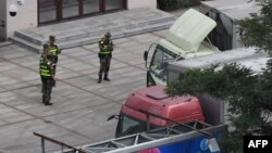 지난해 10월 중국 단둥 세관에서 공안들이 북한에서 돌아오는 화물차를 검사하고 있다.