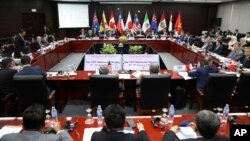 Trade ministers and delegates from the remaining members of the Trans Pacific Partnership attend the TPP ministerial meeting on the sidelines of the Asia-Pacific Economic Cooperation summit, Nov. 9, 2017, in Danang, Vietnam. (AP Photo/Na Son Nguyen, Pool)