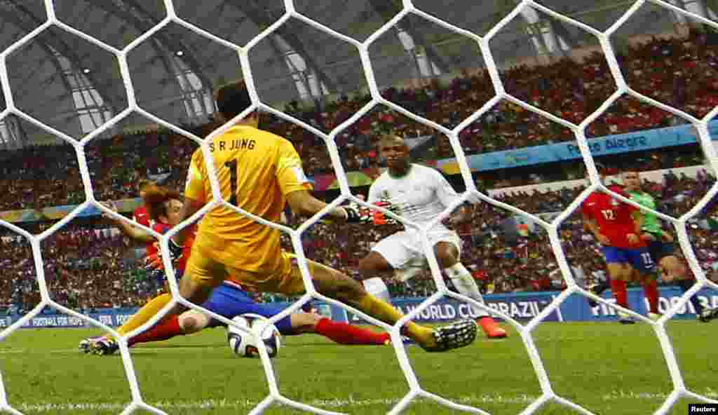 Algeria's Yacine Brahimi (11) scores against South Korea during their match at the Beira Rio stadium in Porto Alegre, June 22, 2014.
