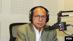 លោក ឱក សេរីសុភ័ក្រ អ្នក​ឯកទេស​អភិបាលកិច្ច​ល្អ​ម្នាក់​ចូល​រួម​ជា​វាគ្មិន​​នៅ​ក្នុង​កម្មវិធី​វិទ្យុ​ Hello VOA ប្រចាំ​ខែ​អំពី​អភិបាលកិច្ច​ល្អ​ជាមួយ​លោក ម៉ែន គឹមសេង នៃ VOA កាល​ពី​ថ្ងៃ​ច័ន្ទ ទី​២៧ ខែ​មេសា ឆ្នាំ២០១៥។ (លឹម សុធី/VOA)