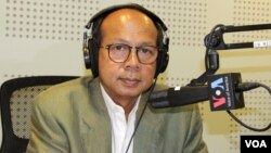 People demonstrate a home-made &quot;smog cannon&quot; which fires cannonballs made of &quot;water and tobacco tar&quot; to remind people the importance of protecting environment, in Xiangyang, Hubei province, China.