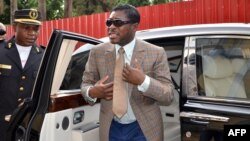Teodorin Nguema Obiang (à droite), le fils du président de la Guinée équatoriale Teodoro Obiang arrive à la cathédrale de Malabo pour fêter son 41e anniversaire, le 25 juin 2013. 