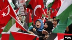 Ribuan warga Turki mengibarkan bendera Turki dan Palestina dalam demonstrasi anti-Israel di Ankara, memprotes insiden maut yang menewaskan 9 warga Turki di kapal bantuan Turki untuk Gaza tahun lalu (foto: dok.).