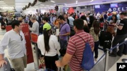 乘客在佛罗里达州的劳德代尔国际机场登机口办理登机业务(2017年1月7日)