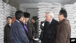 지난 2010년 2월 유엔 관계자들이 북한 평양의 WFP 밀가루 공장을 방문했다. (자료사진)