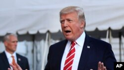 លោក​ ដូណាល់ ត្រាំ ថ្លែង​ទៅ​កាន់​អ្នក​សារព័ត៌មាន​មុន​ពេល​ចាក​ចេញ​ពី​សេត​វិមាន​កាល​ពី​ថ្ងៃ​ទី​៧ ខែ​តុលា។