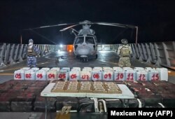 ภาพถ่ายโดยกองทัพเรือเม็กซิโกที่เผยแพร่ออกมาเมื่อ 19 ต.ค. 2567 แสดงให้เห็นภาพยาเสพติดที่ยึดมาได้ ที่รัฐมิโชอากัง