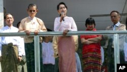Shugabar jam'iyyar NLD Aung San Suu Kyi tana yiwa magoya bayanta jawabi