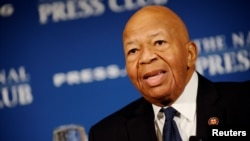 Arhiva - Predsedavajući Odbora Predstavničkog doma za nadzor i reforme vlade Ilajdža Kamings na konferenciji za novinare u Vašingtonu, 7. avgusta 2019. (Foto: Reuters)