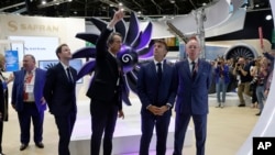 에마뉘엘 마크롱(가운데) 프랑스 대통령이 19일 파리 북쪽에서 진행된 에어쇼 현장을 참관하고 있다. 