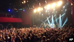 Le musicien britannique Sting donne un spectacle pour la réouverture du Bataclan à Paris, France, le novembre 12 2016. 