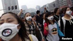 Warga di Ningbo, provinsi Zhejiang melakukan unjuk rasa menentang pabrik petrokimia di daerahnya yang dikhawatirkan akan menyebabkan polusi lingkungan (28/10).