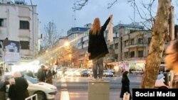 مریم شریعتمداری از دختران خیابان انقلاب معترض به حجاب اجباری 