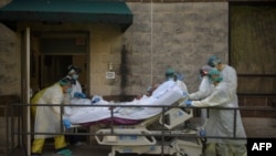 បុគ្គលិក​សុខាភិបាល​រុញ​អ្នក​ជំងឺ​ចូល​ទៅ​ក្នុង​បន្ទប់​មួយ​ដាច់​ដោយ​ឡែក​ពី​បន្ទប់​សម្រាប់​អ្នក​ជំងឺ​កូវីដ១៩ នៅ​មជ្ឈមណ្ឌល​សុខភាព United Memorial Medical Center នៅ​ក្នុង​ក្រុង Houston រដ្ឋ Texas កាលពី​ថ្ងៃទី២ ខែកក្កដា ឆ្នាំ២០២០។