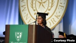 កញ្ញា តោ គឹមស៊ី ជា​និស្សិត​បញ្ចប់​ថ្នាក់​បរិញ្ញាបត្រ​ផ្នែក​គណិតវិទ្យា​នៃ​សាកល​វិទ្យាល័យ Manhattan ក្នុង​ឆ្នាំ២០១៥។ នាង​បាន​ជាប់​ជា​និស្សិត​ឆ្នើម ហើយ​បាន​ជ្រើស​រើស​ឲ្យ​ថ្លែង​សន្ទុរកថា​នៅ​ក្នុង​ពិធី​ប្រគល់​សញ្ញាបត្រ​នៅ​សាកល​វិទ្យាល័យ Manhattan កាល​ពីថ្ងៃទី១៧ ខែ​ឧសភា ឆ្នាំ២០១៥។ នៅ​ខែ​សីហា​ឆ្នាំនេះ គឹមស៊ី នឹង​បន្ត​ការ​សិក្សា​ថ្នាក់​អនុបណ្ឌិត​ផ្នែក​គណិតវិទ្យា​នៅ​ឯ​សាកល​វិទ្យាល័យ Pierre and Marie Curie ដ៏​ល្បីល្បាញ​នៅ​ទីក្រុង​ប៉ារីស ប្រទេស​បារាំង។ (រូបថត​ផ្តល់​ឲ្យ​ដោយ តោ គឹមស៊ី)