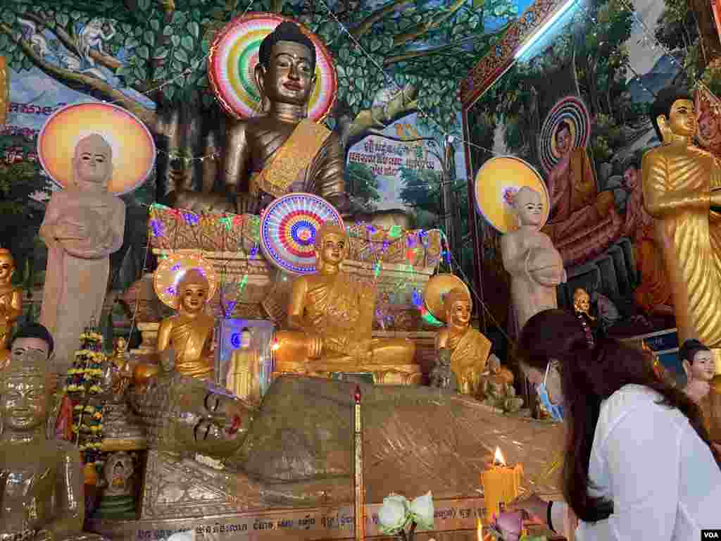 ទិដ្ឋភាព​ទូទៅ​នៃ​​​​ពិធី​បុណ្យ​ចូលឆ្នាំ​ខ្មែរ​​ថ្ងៃទីមួយ​ ឯ​វត្តអារាម​មួយ​​ រាជធានី​ភ្នំពេញ នៅថ្ងៃ​ទី​ ១៤ ខែ​មេសា​ ឆ្នាំ២០២០។ (ហ៊ាន​ សុជាតា​/VOA)