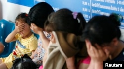 지난 2007년 9월 태국 치앙라이에서 한국으로 가기 위해 경찰서를 찾은 탈북민들. 이들은 중국과 미얀마, 라오스를 거쳐 태국에 도착했다.