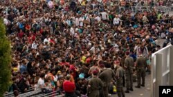 Para migran yang baru tiba menunggu bus di Heiligenkreuz, Austria dekat dengan perbatasan Hongaria (foto: ilustrasi). 