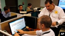 Au département de la santé à Puerto Rico, le personnel suscripte les médias sociaux sur les questions liées à Zika, au siège du ministère à San Juan , Puerto Rico . 