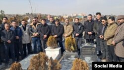 Təbrizdə bir qrup milli fəal Aylar Həqqinin məzarını ziyarət edib (Foto: Təbriz Səsi Telegram kanalı)