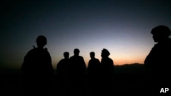 រូប​ឯកសារ ៖ ទាហាន​អាមេរិកាំង​ឈរ​យាម​ល្បាត​ជាមួយ​ប៉ូលិស​អាហ្វហ្គានីស្ថាន​ នៅ​ខាង​ក្រៅ​មូល​ដ្ឋាន​ទ័ព​អាកាស​ Bagram កាល​ពី​ថ្ងៃ​ទី​១៨ ខែ​តុលា ឆ្នាំ​២០០៩។​