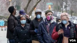 Građani čekaju na red za glasanje u Milvokiju gde je bilo otvoreno samo 5 od 180 biračkih mesta