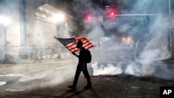 Demonstrant iz pokreta "Životi crnaca su važni" na protest u Portlandu u Oregonu, 21. jula 2020. (Foto: AP) 