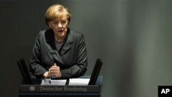 លោក​ស្រី​អធិការបតី​ អង់ហ្កែលឡា មឺកែល (Angela Merkel)​ ថ្លែង​សុន្ទរកថា​អំពី​វិបត្តិ​នៅ​អ៊ុយក្រែន​នៅ​ឯ​ក្នុង​សភា​ជាតិ​អាល្លឺម៉ង់​នៅ​ក្នុង​​រដ្ឋធានី​ប៊ែរឡាំង កាល​ពី​ថ្ងៃ​ព្រហស្បតិ៍​ទី​១៣ មីនា ២០១៤ នេះ។