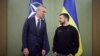 Presiden Ukraina Volodymyr Zelenskiy dan Sekretaris Jenderal NATO Jens Stoltenberg bertemu, di tengah serangan Rusia terhadap Ukraina, di Kyiv, Ukraina 20 April 2023. (Layanan Pers/Selebaran Kepresidenan Ukraina via REUTERS)