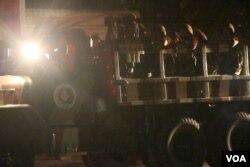 កងកម្លាំង​ប្រដាប់​អាវុធ​ចល័ត​តាម​រថយន្ត​ទៅ​វិញ​ទៅ​មក​នៅ​មុខ​ស្នាក់ការ​កណ្ដាល​របស់​គណបក្ស​សង្រ្គោះជាតិ ដែល​ស្ថិត​នៅ​តាម​បណ្តោយ​ផ្លូវ​ជាតិ​លេខ ២ ក្នុង​សង្កាត់​ចាក់អង្រែ​លើ​ក្នុង​រាជធានីភ្នំពេញ។ ចំនួន​រថយន្ត​មាន​ប្រហែល​ជិត​៣០​គ្រឿង។