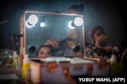 Calon pengantin perempuan yang masih remaja sedang berdandan di Desa Tampapadang, Mamuju, Sulawesi Barat. (Foto: AFP)