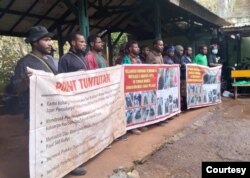 Keluarga empat korban pembunuhan dan mutilasi oleh anggota TNI di Mimika menggelar aksi di Pengadilan Militer III-19 Jayapura, Selasa, 24 Januari 2023. (Foto: Pale G)