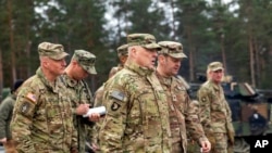 Načelnik združenog generalštaba američke vojske general Mark Mili tokom posjete centru za obuku u Njemačkoj (Foto: AP/Staff Sgt. Jordan Sivayavirojna/U.S. Army)