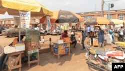 Les incidents entre forces de sécurité et villageois sur les nombreux barrages routiers que les habitants franchissent entre deux localités ne sont pas rares dans cette région du Cameroun, proche de la frontière tchadienne .... (Photo by Daniel Beloumou Olomo / AFP)