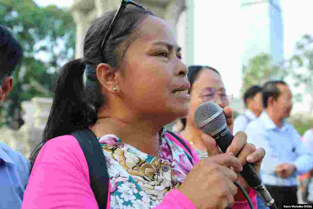 អ្នកស្រី អ៊ុក ឆាយ៉ាវី ប្រធាន​សមាគម​គ្រូបង្រៀន​កម្ពុជា​ឯករាជ្យ កំពុង​ថ្លែង​មុន​ដង្ហែ​ធម្មយាត្រា នៅ​ថ្ងៃទី១ ខែ​កុម្ភៈ ឆ្នាំ២០២៣។ (កាន់ វិច្ឆិកា/វីអូអេ)