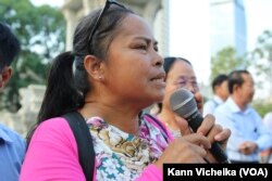 អ្នកស្រី អ៊ុក ឆាយ៉ាវី ប្រធាន​សមាគម​គ្រូបង្រៀន​កម្ពុជា​ឯករាជ្យ កំពុង​ថ្លែង​មុន​ដង្ហែ​ធម្មយាត្រា នៅ​ថ្ងៃទី១ ខែ​កុម្ភៈ ឆ្នាំ២០២៣។ (កាន់ វិច្ឆិកា/វីអូអេ)