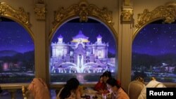 2023年1月23日，中国北京，春节和农历新年庆祝活动期间，人们坐在餐馆里。官方媒体2023年1月28日报道，官方取消了新冠肺炎疫情旅行限制，中国国内春节假期旅行较去年激增74%。