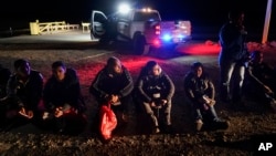 დაკავებული მიგრანტები იუმაში, არიზონის შტატი. 6 იანვარი, 2023 წ. 