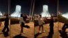 Kombinasi potongan gambar yang diambil dari sebuah video yang menunjukkan Astiyazh Haghighi dan tunangannya Amir Mohammad Ahmadi berdansa di depan Menara Azadi di Teheran. Kedua kini telah dipenjara akibat video dansa mereka yang viral tersebut. (Foto: AFP/ESN/Hengaw)